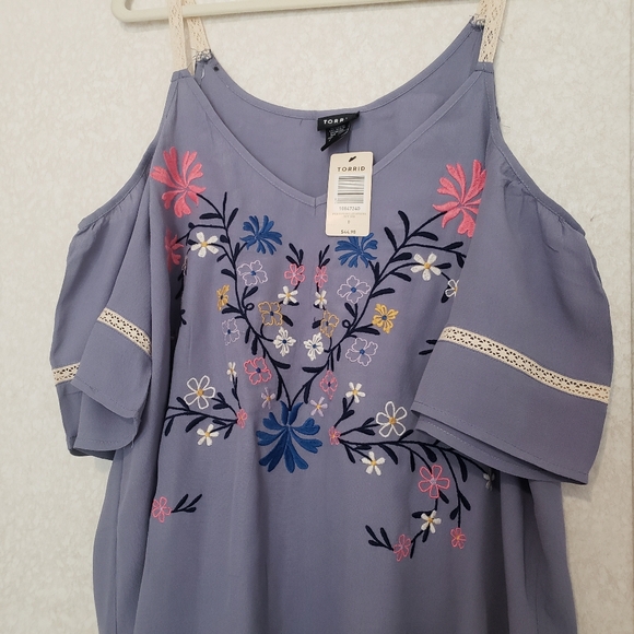 NEW TORRID BLUE EMBROIDERED COLD SHOULDER TOP...SIZE:0 - Picture 7 of 13